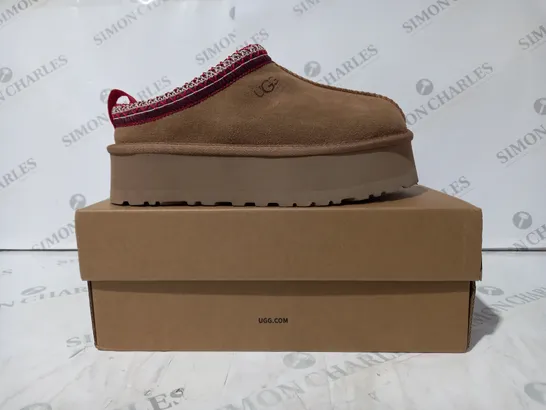 BOXED PAIR OF UGG WTAZZ SHOES IN TAN UK SIZE 4