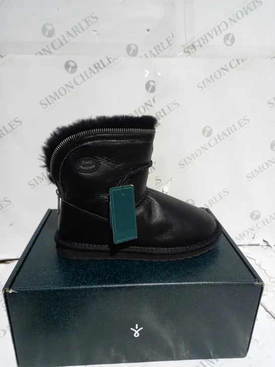 BOXED EMU AUSTRALIA LEATHER BOOTS IN BACK - UK SIZE 4