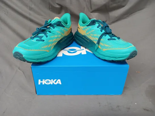 BOXED PAIR OF HOKA SPEEDGOAT 5 SHOES IN GREEN/GOLD UK SIZE 7.5