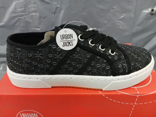 BOXED URBAN JACKS LADIES PALM SPRINGS TRAINERS IN BLACK - SIZE 5