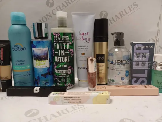 LOT OF APPROX 12 ASSORTED BEAUTY PRODUCTS TO INCLUDE FAITH IN NATURE CONDITIONER, GHD BODYGUARD HEAT PROTECT SPRAY, CLINIQUE MASCARA, ETC