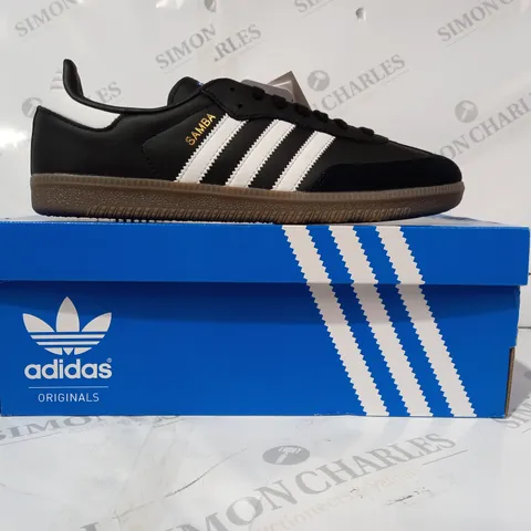 BOXED PAIR OF ADIDAS SAMBA OG TRAINERS IN BLACK/WHITE UK SIZE 10