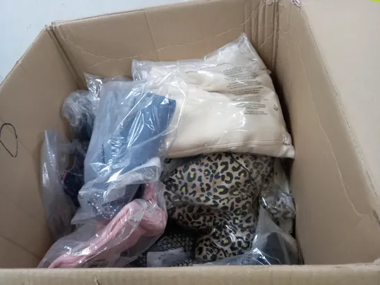 BOX OF APPROXIMATELY 18 ASSORTED CLOTHING ITEMS TO INCLUDE A LEOPARD STYLE DRESS, A KNITTED JUMPER AND A GLITTER STAR PATTERNED SHIRT