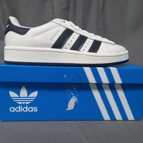 BOXED PAIR OF ADIDAS CAMPUS 00S SHOES IN WHITE/BLACK UK SIZE 4.5