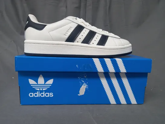 BOXED PAIR OF ADIDAS CAMPUS 00S SHOES IN WHITE/BLACK UK SIZE 4.5