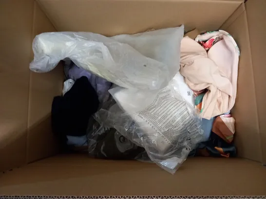 LARGE BOX OF ASSORTED CLOTHING ITEMS TO INCLUDE - DRESSES, T-SHIRTS AND HOODIES