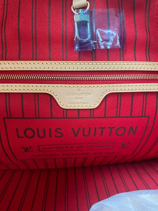 BOXED LOUIS VUTTON HANDBAG IN BROWN/RED INTERIOR