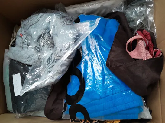 BOX OF APPROXIMATELY 20 ASSORTED CLOTHING ITEMS TO INCLUDE - JEANS , TRUNKS , HAT ETC