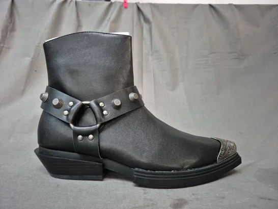 BOXED PAIR OF KOI SOULRENDER MEN'S HARDWARE COWBOY BOOTS IN BLACK/ANTIQUE SILVER UK SIZE 9