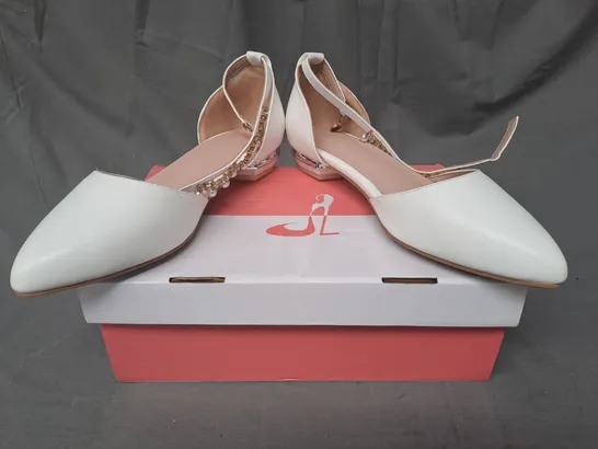 BOXED PAIR OF DESIGNER CLOSED TOE SHOES IN WHITE EU SIZE 43