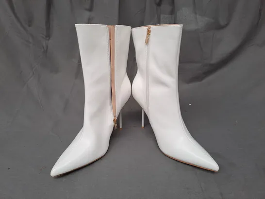 BOXED PAIR OF PRETTY LITTLE THING POINTED TOE MID HEEL ANKLE BOOTS IN WHITE UK SIZE 7