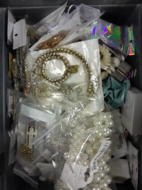 APPROXIMATELY 20 ASSORTED JEWELLERY PRODUCTS TO INCLUDE NECKLACES, EARRINGS, WATCHES ETC 