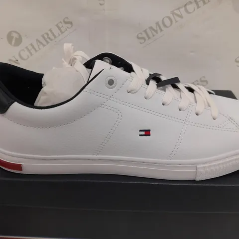 BOXED PAIR OF TOMMY HILFIGER ESSENTIAL LEATHER DETAIL SHOES IN WHITE - UK 8