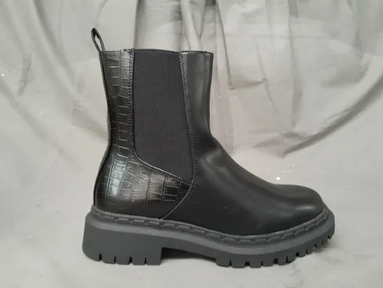 BOXED PAIR OF SCHUH CHELSEA BOOTS IN BLACK UK SIZE 6