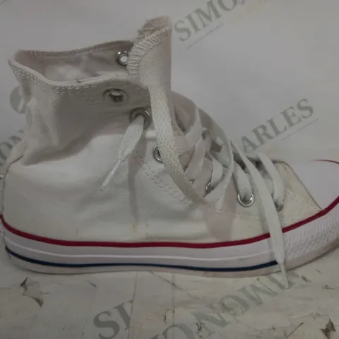 BOXED PAIR OF CONVERSE ALL STAR CANVAS SHOES IN WHITE UK SIZE 5