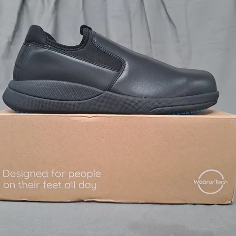 BOXED PAIR OF WEARERTECH SHOES IN BLACK UK SIZE 7