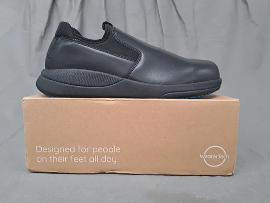 BOXED PAIR OF WEARERTECH SHOES IN BLACK UK SIZE 7