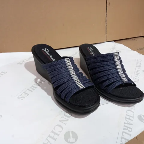 SKETCHERTS WITH MEMORY FOAM BLACK/BLUE SANDALS SIZE 6