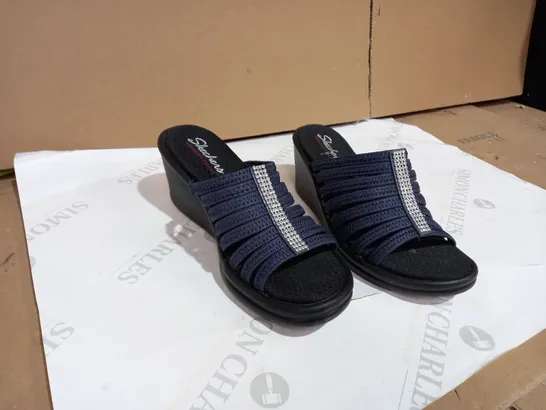 SKETCHERTS WITH MEMORY FOAM BLACK/BLUE SANDALS SIZE 6