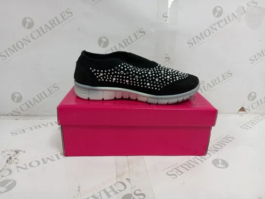 APPROXIMATELY 18 BOXED PAIRS OF LOU LOU SHOES BY SUMMER KIDS SLIP ON TRAINERS IN BLACK VARIOUS SIZE TO INCLUDE 26, 28, 30 