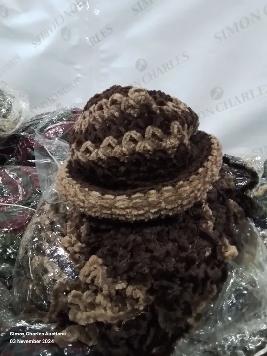 LOT CONTAINING LARGE AMOUNT OF BAGGED WOOLEN HATS IN VARIOUS COLOURS AND DESIGNS 