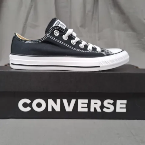 BOXED PAIR OF CONVERSE SHOES IN BLACK/WHITE UK SIZE 6