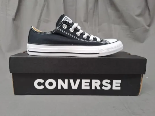 BOXED PAIR OF CONVERSE SHOES IN BLACK/WHITE UK SIZE 6