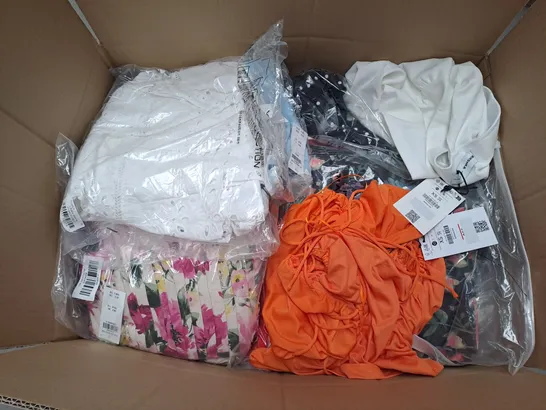 BOX OF APPROXIMATELY 25 ASSORTED CLOTHING ITEMS TO INCLUDE - T-SHIRT , JUMPER , TROUSERS ETC