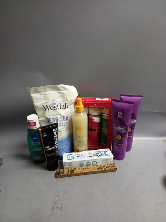 BOX OF APPROXIMATELY 20 COSMETIC ITEMS TO INCLUDE - MANSCAPED - WESTLAB BATH SALTS - SENSODYNE DENTAL CARE - ETC 