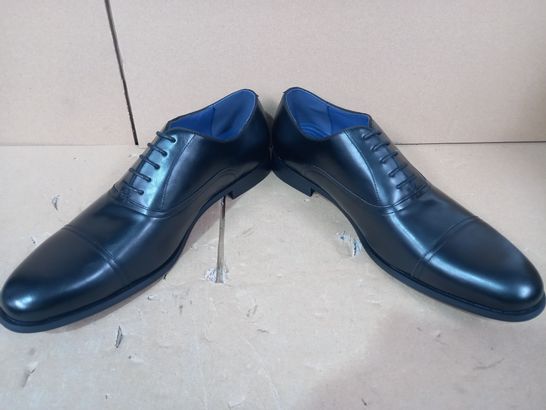 BOXED PAIR OF DESIGNER FAUX LEATHER SUIT/WORK SHOES IN BLACK UK SIZE 12