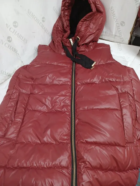 NUAGE LONG PADDED HOODED GILET. ZIP AND POPPER FASTENING. 2 FRONT POCKETS. RED SIZE SMALL