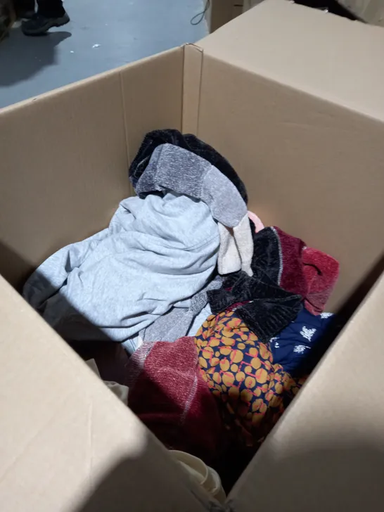 BOX OF APPROXIMATELY 20 ASSORTED CLOTHING ITEMS TO INCLUDE JUMPERS, TOPS, DRESSES ETC