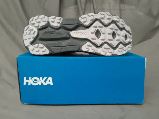 BOXED PAIR OF HOKA CHALLENGER ATR 7 SHOES IN GREY/BLUE UK SIZE 9