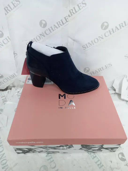 BOXED PAIR OF MODA IN PELLE LAVINIA NAVY ALCANTARA BLOCK HEELED SHOE BOOT SIZE 6