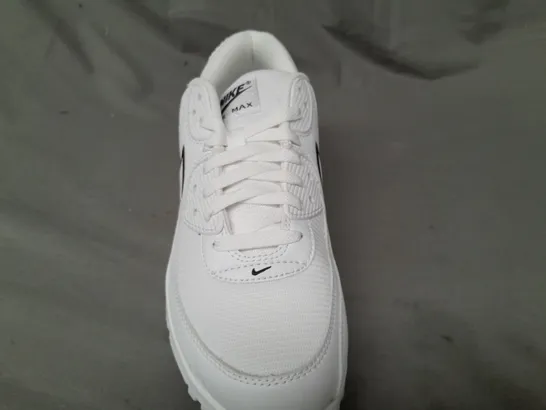 BOXED PAIR OF NIKE AIR MAX 90 SHOES IN WHITE/BLACK UK SIZE 8