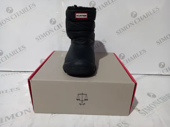 BOXED PAIR OF HUNTER INTREPID KIDS SNOW BOOTS IN BLACK UK SIZE 8