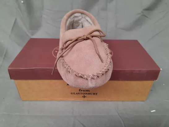 BOXED PAIR OF DRAPER OF GLASTONBURY SLIPPERS IN BROWN SIZE 9