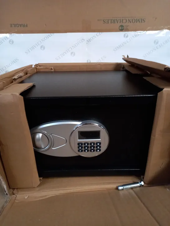 AMAZON BASICS DIGITAL SAFE