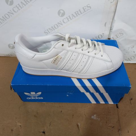BOXED PAIR OF ADIDAS WHITE TRAINERS SIZE 9