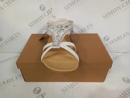 BOXED PAIR OF JO & JOE OPEN TOE SANDALS IN WHITE W. JEWEL EFFECT SIZE 8