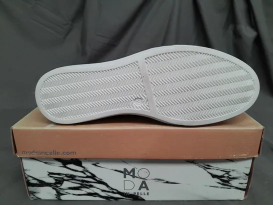 BOXED PAIR OF MODA IN PELLE ASTRIPE CREAM LEATHER TRAINERS - SIZE 6