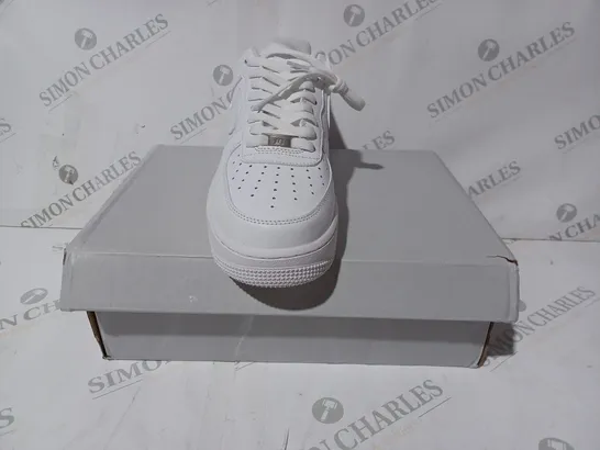 BOXED PAIR OF NIKE AIR FORCE 1 '07 TRAINERS IN WHITE UK SIZE 9