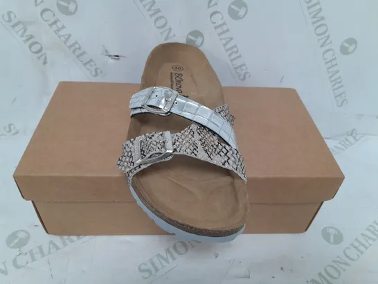 BOXED BONOVA CROCODILE STRAP SANDALS IN SILVER SIZE 7