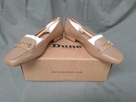 BOXED PAIR OF DUNE LONDON 781 GRACIE LOW BLOCK HEEL SQUARE TOE SHOES IN CARAMEL SIZE 5