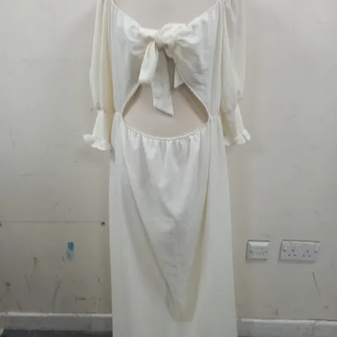 BOOHOO TEXTURED TIE FRONT MIDAXI DRESS IN CREAM - 18
