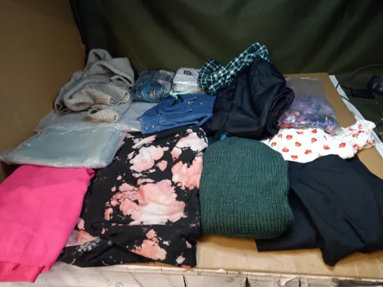 LOT OF APPROX 20 ASSORTED CLOTHING ITEMS VARYING IN SIZE/COLOUR/STYLE TO INCLUDE: TROUSERS, DRESSES, JUMPERS