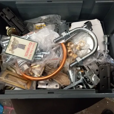 CRATE OF ASSORTED FITTINGS AND FIXTURES / COLLECTION ONLY