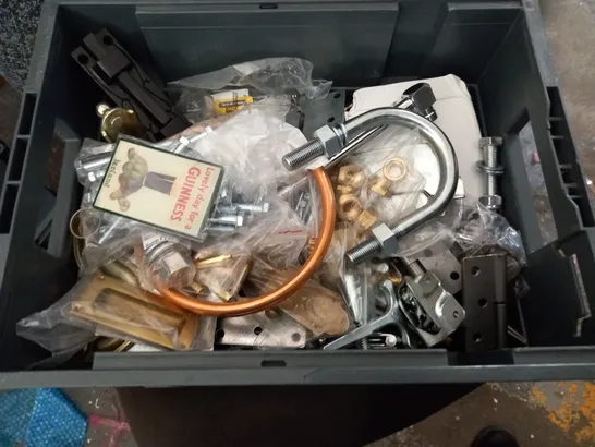 CRATE OF ASSORTED FITTINGS AND FIXTURES / COLLECTION ONLY