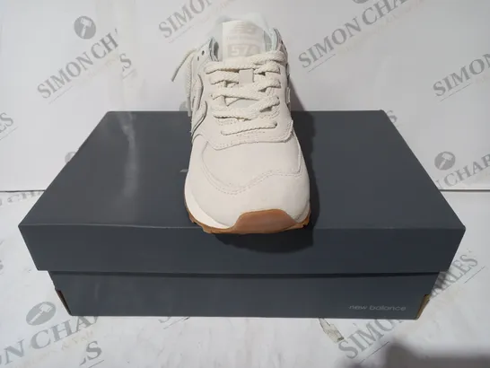 BOXED PAIR OF NEW BALANCE TRAINERS IN OFF WHITE UK SIZE 4