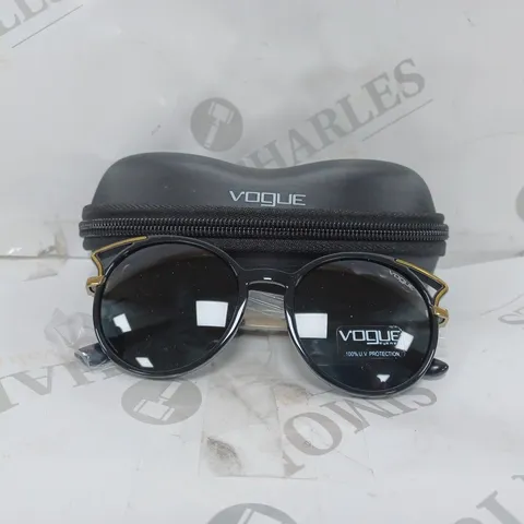 VOGUE PLASTIC FRAMED NERO SUNGLASSES 